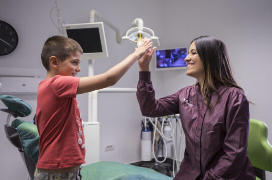 I bambini dal Dentista: a che età bisogna portarli? I denti di latte vanno curati?